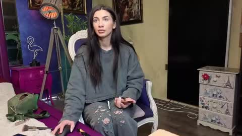 Nicolle online show from February 2025 07:42:02 AM