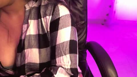 Snapshot of nightqueen107446 chatting on October 2025 03:25:01 AM nightqueen107446 online show from October 2025 03:25:01 AM