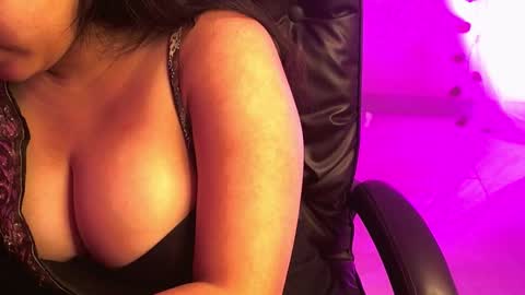 Snapshot of nightqueen107446 chatting on February 2026 02:33:01 AM nightqueen107446 online show from February 2026 02:33:01 AM