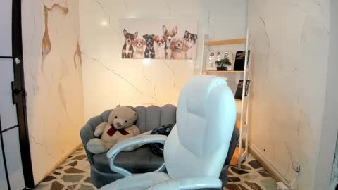 Anni online show from November 2025 08:25:02 PM