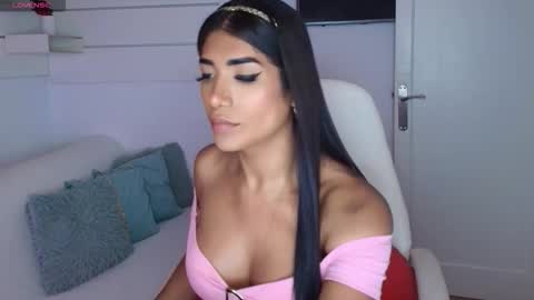 Nicolle Bustamante online show from October 2025 06:41:02 PM