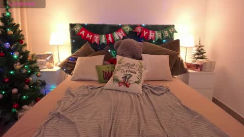 Snapshot of niiik_miiiki chatting on December 2024 11:37:02 AM niiik_miiiki online show from December 2024 11:37:02 AM