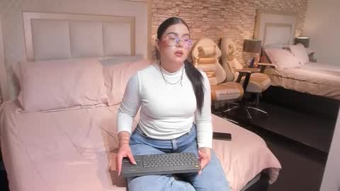 Snapshot of nikkyhearts chatting on January 2026 12:43:02 PM Y E S I online show from January 2026 12:43:02 PM