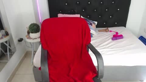 Snapshot of nikol_winick chatting on January 2025 06:12:01 AM nikol_winick online show from January 2025 06:12:01 AM