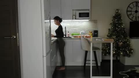 Bella online show from December 2025 09:20:01 PM