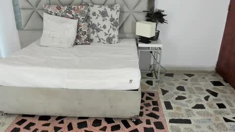  Nina  online show from September 2025 08:25:01 PM