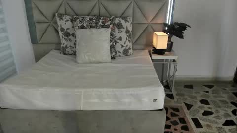  Nina  online show from October 2025 08:40:02 PM