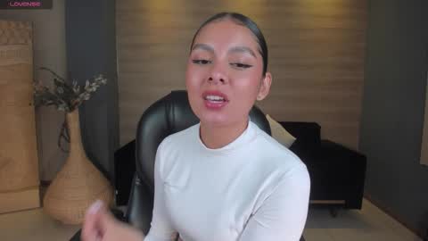 Snapshot of ninablumm chatting on October 2025 02:53:01 AM Nina online show from October 2025 02:53:01 AM