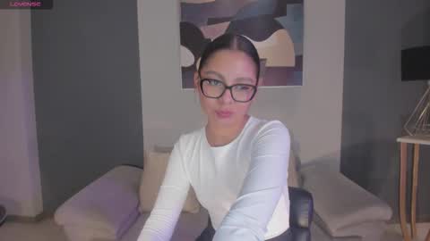 Snapshot of ninablumm chatting on November 2025 04:00:01 AM Nina online show from November 2025 04:00:01 AM