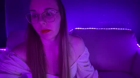 ninaglow_ online show from September 2025 06:40:01 PM