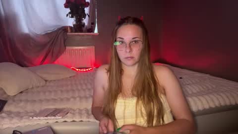 ninaglow_ online show from October 2025 10:35:02 AM