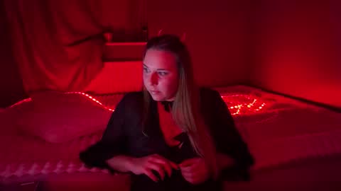 ninaglow_ online show from October 2025 06:38:02 PM