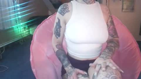 Snapshot of no_facequeen chatting on December 2025 01:16:02 PM Leah online show from December 2025 01:16:02 PM