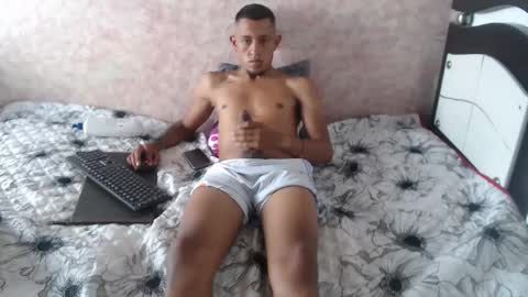 Snapshot of noah_roberts_ chatting on January 2025 03:53:02 PM Noah online show from January 2025 03:53:02 PM