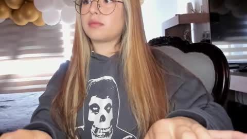 Ara online show from November 2025 07:03:01 PM