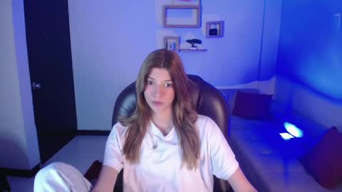 Snapshot of nora_vennucci chatting on December 2024 07:18:02 PM Nora online show from December 2024 07:18:02 PM