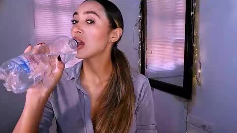 Nycole online show from October 2025 06:10:02 PM