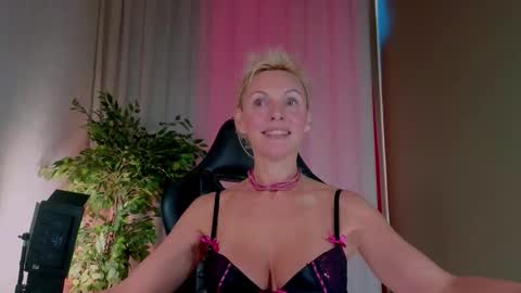 nymphvariety online show from September 2025 05:23:02 AM