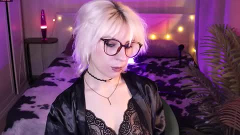 Snapshot of obedientt_ chatting on March 2026 08:05:02 AM Moonlight online show from March 2026 08:05:02 AM