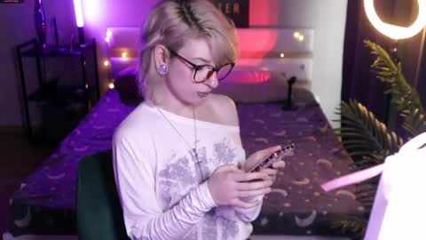 Snapshot of obedientt_ chatting on April 2026 09:01:02 AM Moonlight online show from April 2026 09:01:02 AM