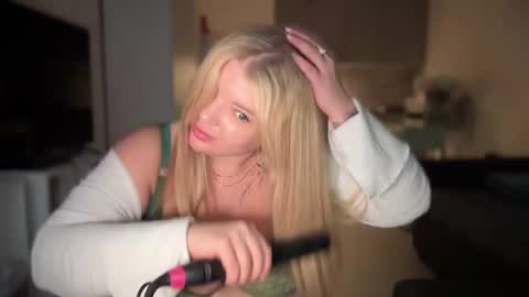 Snapshot of odriolsen chatting on November 2025 01:23:02 PM Odri online show from November 2025 01:23:02 PM