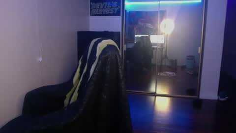 Snapshot of officialmoneyxxx chatting on December 2024 08:11:02 AM Money online show from December 2024 08:11:02 AM