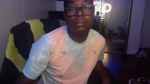 Snapshot of officialmoneyxxx chatting on December 2024 05:39:01 PM Money online show from December 2024 05:39:01 PM