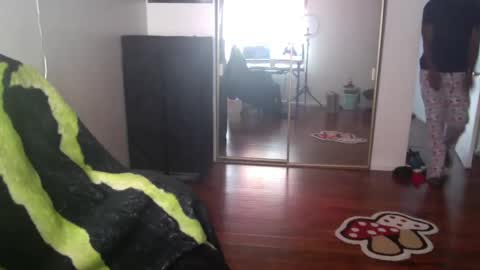 Snapshot of officialmoneyxxx chatting on December 2024 06:48:01 PM Money online show from December 2024 06:48:01 PM