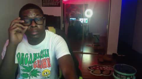 Snapshot of officialmoneyxxx chatting on December 2024 01:04:02 AM Money online show from December 2024 01:04:02 AM