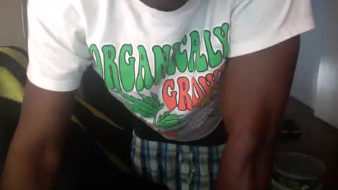 Snapshot of officialmoneyxxx chatting on December 2024 04:25:02 PM Money online show from December 2024 04:25:02 PM