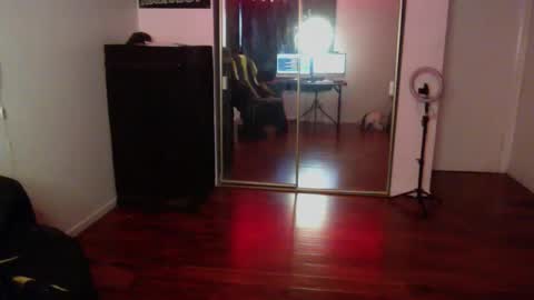 Snapshot of officialmoneyxxx chatting on October 2025 05:39:01 PM Money online show from October 2025 05:39:01 PM