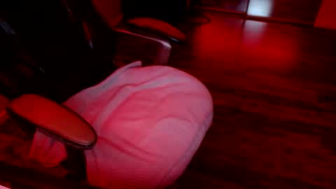 Snapshot of officialmoneyxxx chatting on January 2026 12:53:02 PM Money online show from January 2026 12:53:02 PM