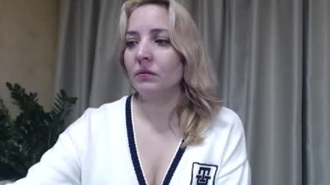 Mari online show from December 2025 06:49:01 PM