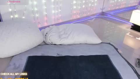 ohyesly_ online show from September 2025 11:04:01 AM