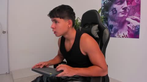 Snapshot of oliver_bray chatting on December 2024 05:00:01 PM Oliver bray online show from December 2024 05:00:01 PM