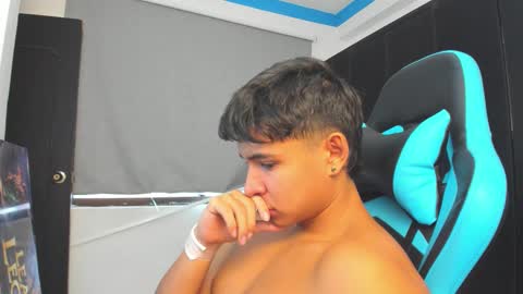 Snapshot of oliver_bray chatting on November 2025 06:30:01 PM Oliver bray online show from November 2025 06:30:01 PM