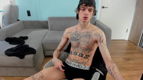 Snapshot of oliverrgroove chatting on January 2025 08:20:01 AM oliverrgroove online show from January 2025 08:20:01 AM