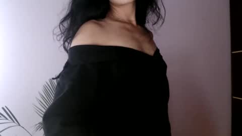 oliviaaa__ online show from April 2026 04:42:02 PM