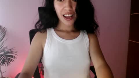 oliviaaa__ online show from May 2026 04:35:01 PM