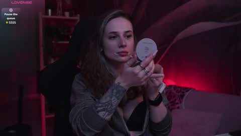 Snapshot of oliviamcclean chatting on November 2025 06:23:02 AM Liv online show from November 2025 06:23:02 AM