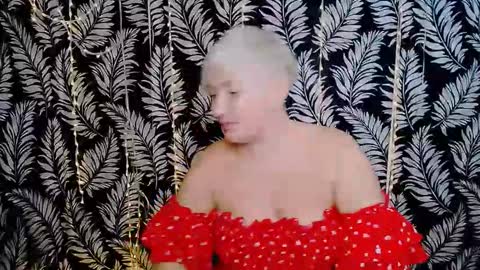 Snapshot of oliviaoskar_ chatting on November 2025 12:18:01 PM Kelly online show from November 2025 12:18:01 PM