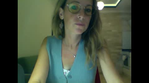olyra11 online show from October 2025 08:40:02 PM