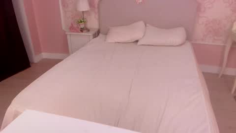 Snapshot of oneblondenicole chatting on December 2024 05:49:02 AM Nicole online show from December 2024 05:49:02 AM