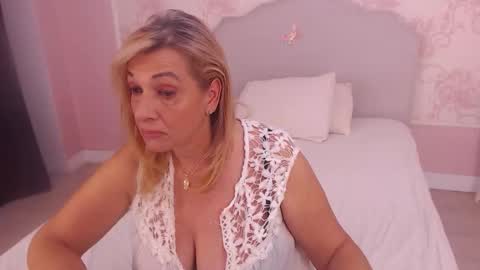 Snapshot of oneblondenicole chatting on October 2025 04:46:02 AM Nicole online show from October 2025 04:46:02 AM