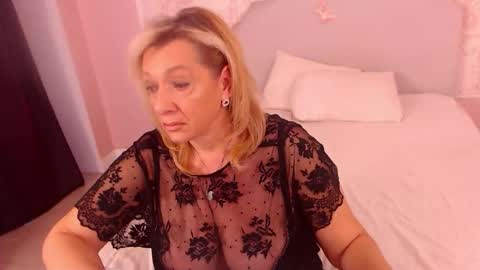 Snapshot of oneblondenicole chatting on December 2025 05:39:02 AM Nicole online show from December 2025 05:39:02 AM