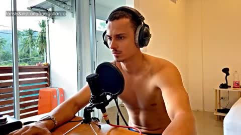 Snapshot of orlando__bloom chatting on November 2025 10:26:01 AM Fansly and Instagram - online show from November 2025 10:26:01 AM