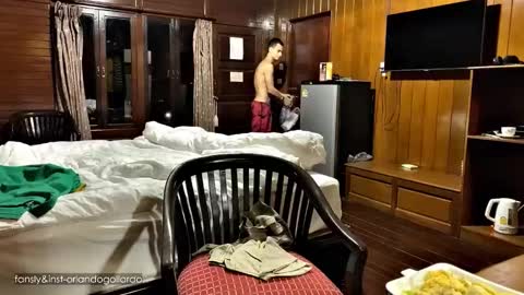 Snapshot of orlando__bloom chatting on November 2025 11:32:02 AM Fansly and Instagram - online show from November 2025 11:32:02 AM