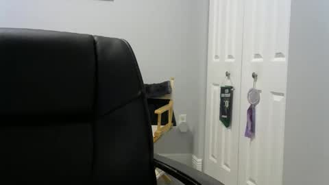 Ossi online show from December 2025 11:44:01 PM