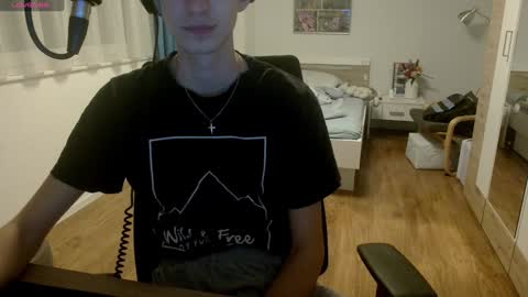 Snapshot of overkneebabe chatting on February 2025 07:33:01 PM OverkneeBabe online show from February 2025 07:33:01 PM