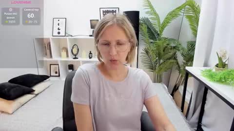 Snapshot of paris_cherry chatting on September 2025 08:00:02 PM Paris online show from September 2025 08:00:02 PM